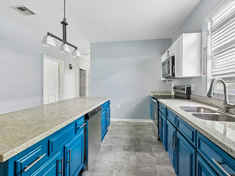 3540 Clermont Dr — Photo 7