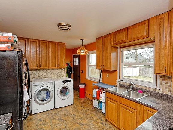 5th image of 154 Simmons Ave