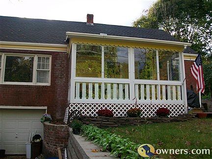 charming 3bd1ba with big back yard on dead end road.Stream views