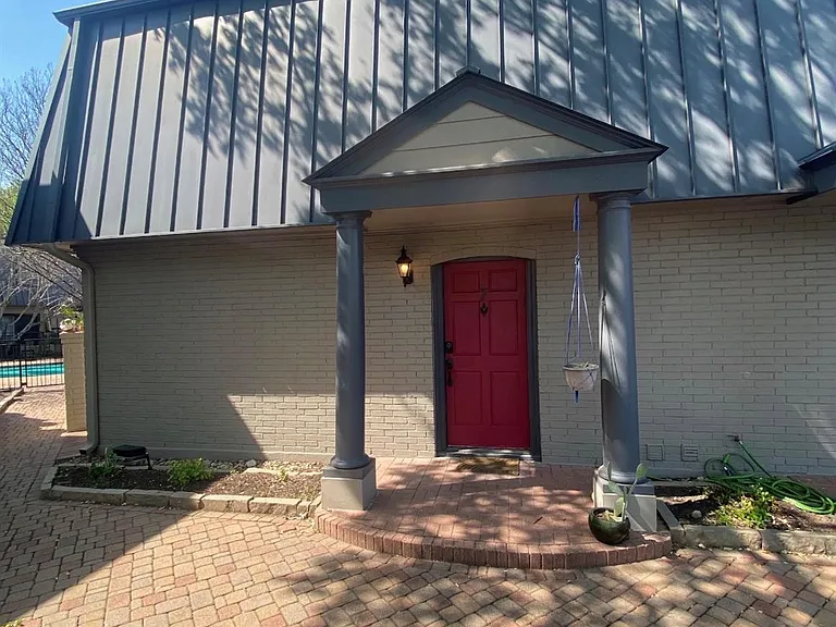 2500 Steck Ave #7 — Photo 1