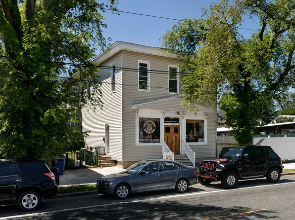 229 City Island Avenue image 1 of 4