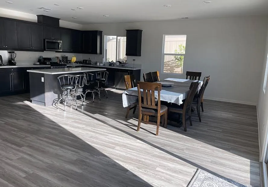 5 bed, 2800 sqft, $835 — Photo 3