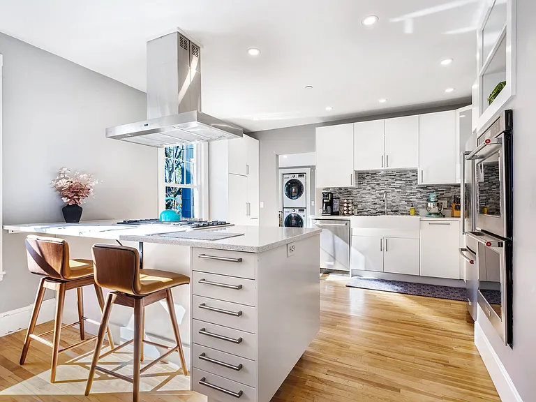 77 William St #2 — Photo 4
