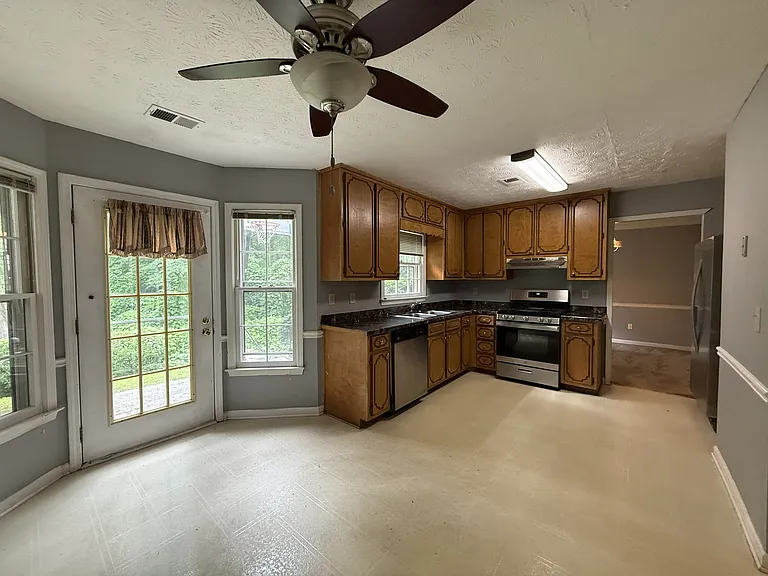 1190 Hunters Creek Ct — Photo 3