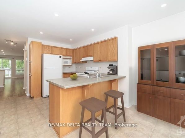 26 Lakepointe Dr, Ottawa, ON K4A 5E3