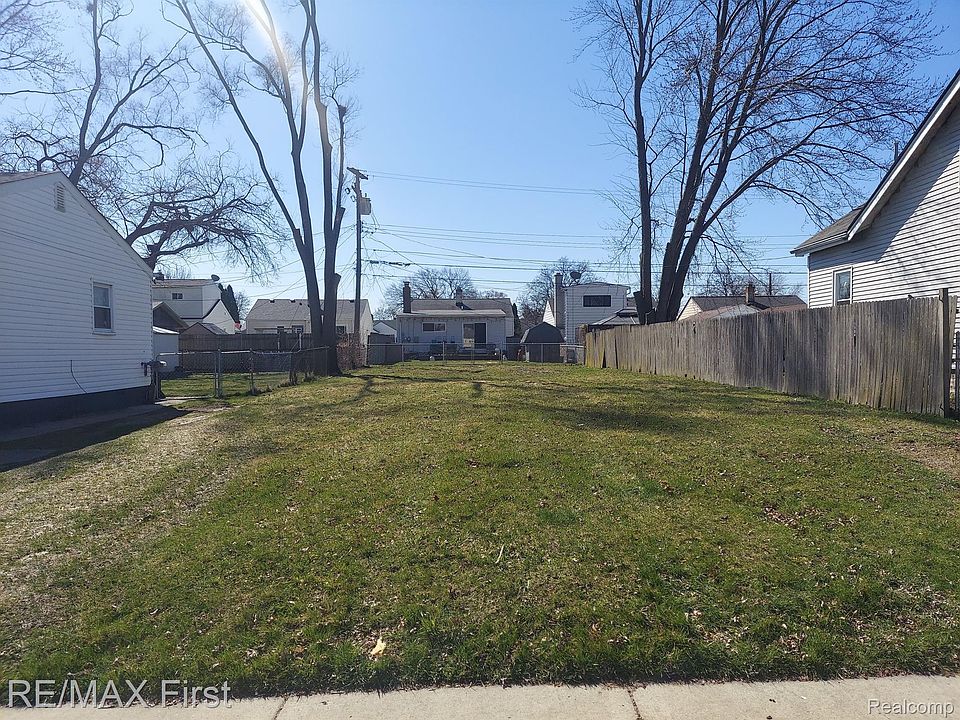 1st image of 992 E Coy Ave
