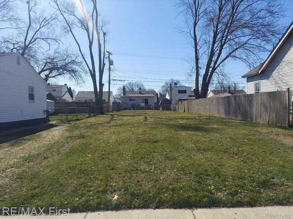 992 E Coy Ave, Hazel Park, MI 48030
