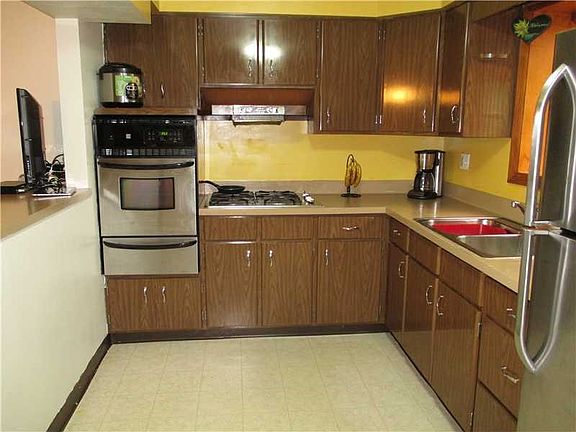 4th image of 400 Marie St