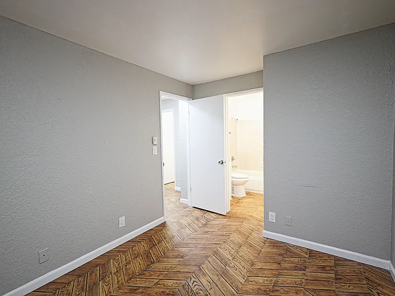 5018 11th Ave NE #D — Photo 12
