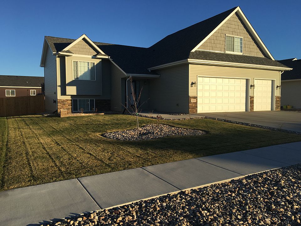1600 28th St NW  Minot, ND