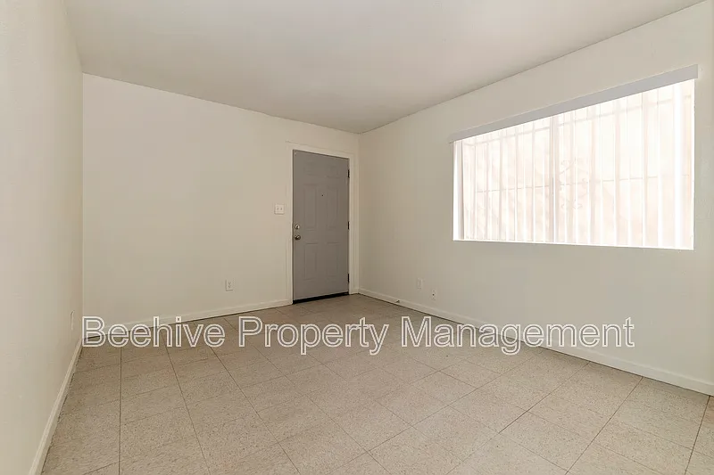 2 bed, 1.0 bath, 598 sqft, $899 — Photo 3