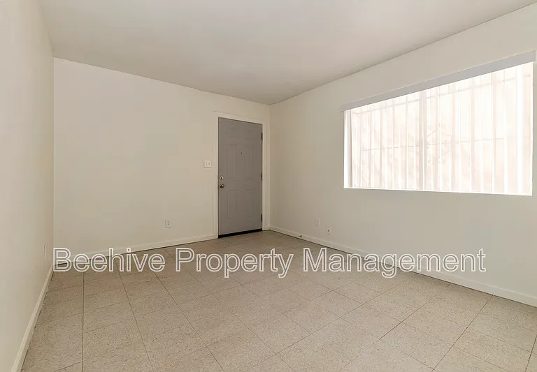 1040 N 28th St #8 — Photo 3