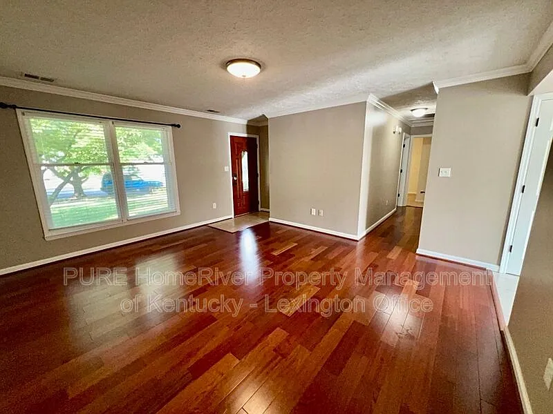 3 bed, 1.0 bath, 1102 sqft, $1,695 — Photo 4