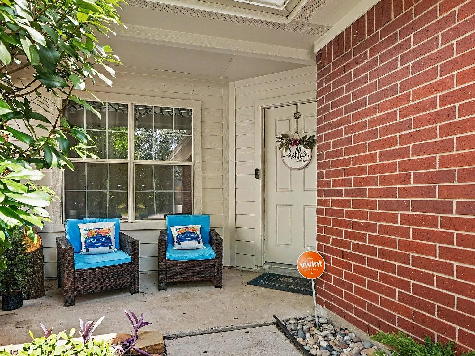 4 bed, 2.5 bath, 1876 sqft, $2,400 — Photo 2