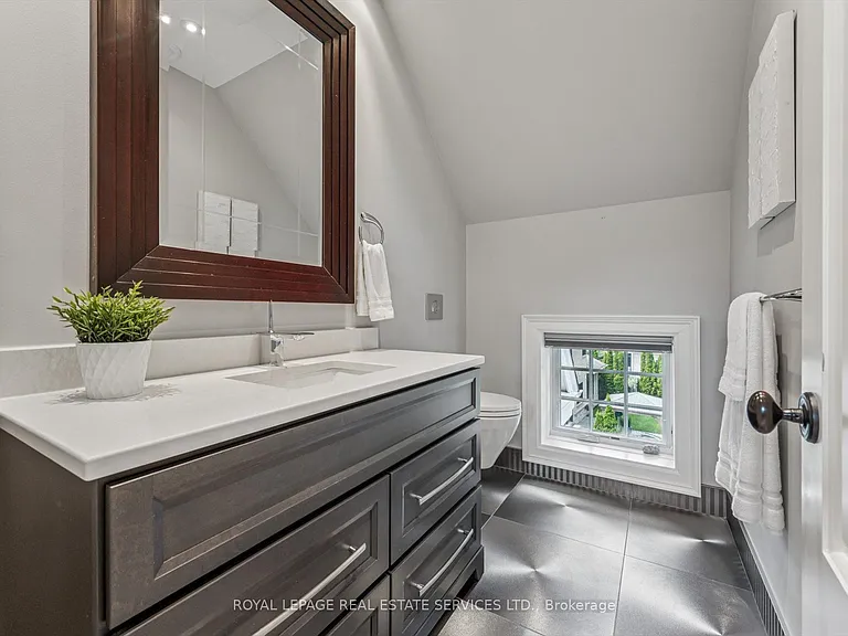 335 Lakeshore Rd W — Photo 38