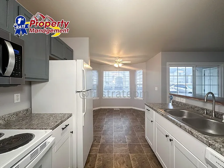 10154 W Garverdale Ln #201 — Photo 8