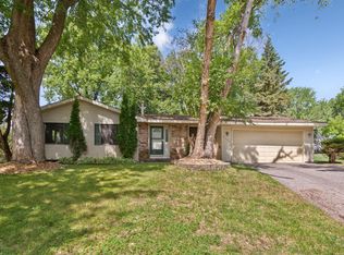 3404 Red Oak Cir N, Burnsville, MN 55337