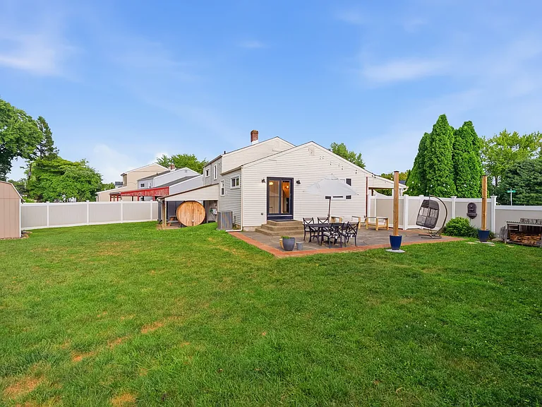300 Abbott Rd — Photo 15