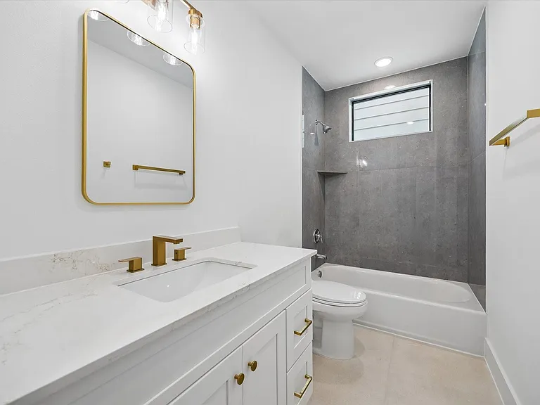 1325 W 22nd St — Photo 27