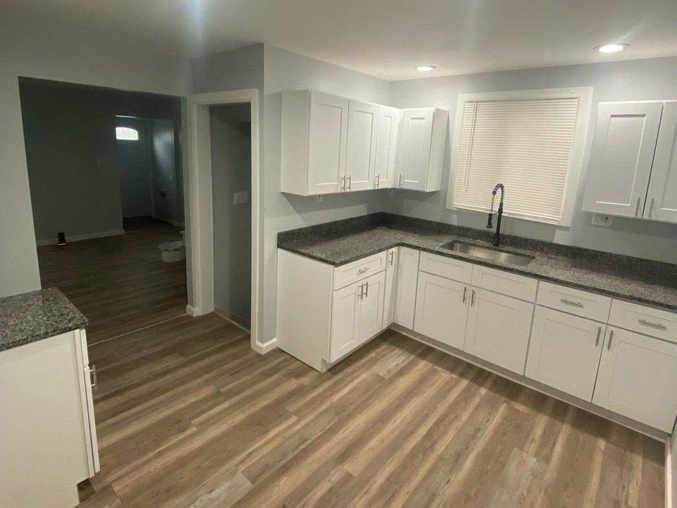 1st image of 5043 Buckingham Ave