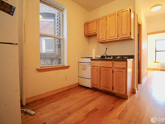 3rd image of 125 2nd Ave APT 21