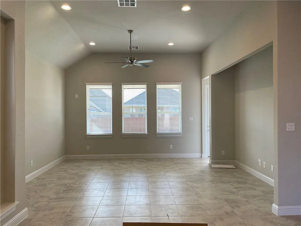 4 bed, 3.0 bath, 1933 sqft, $2,500 — Photo 4
