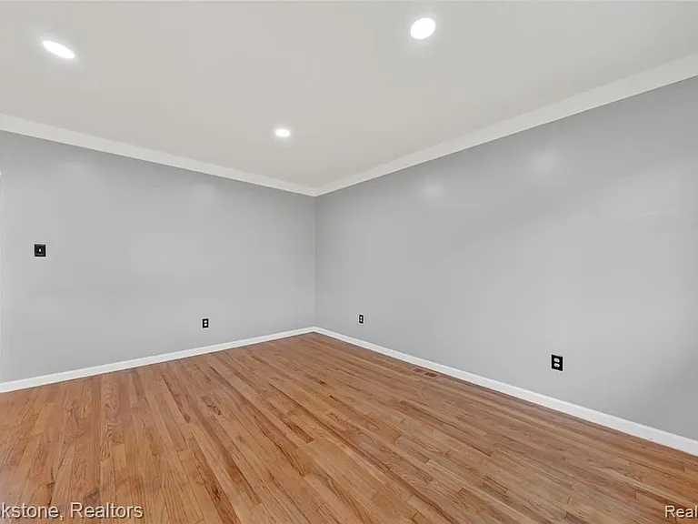 24915 Tallman Ave — Photo 6