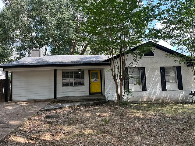 3 bed, 1.5 bath, 1385 sqft, $1,700 — Photo 1
