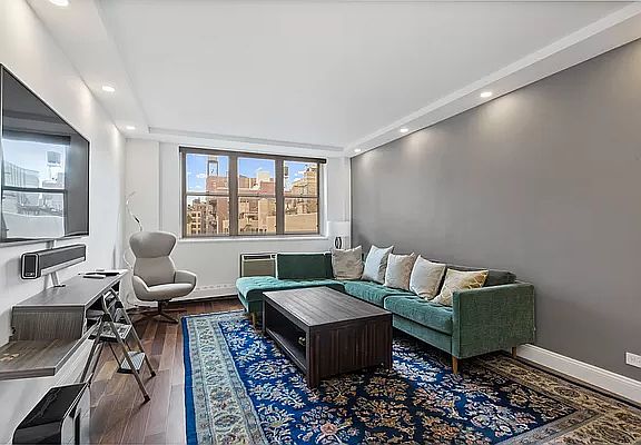 4th image of 63 E 9th St APT 11A