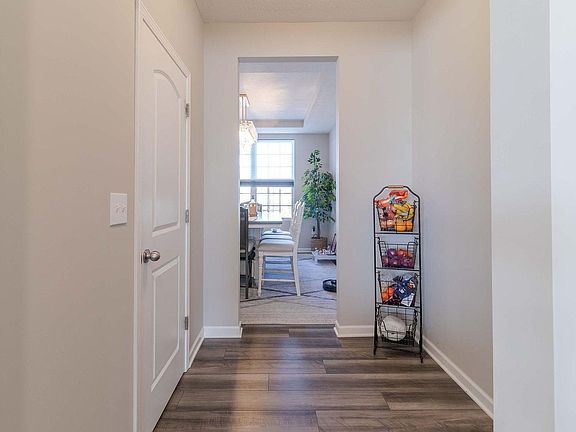 5th image of 819 Peacock Dr