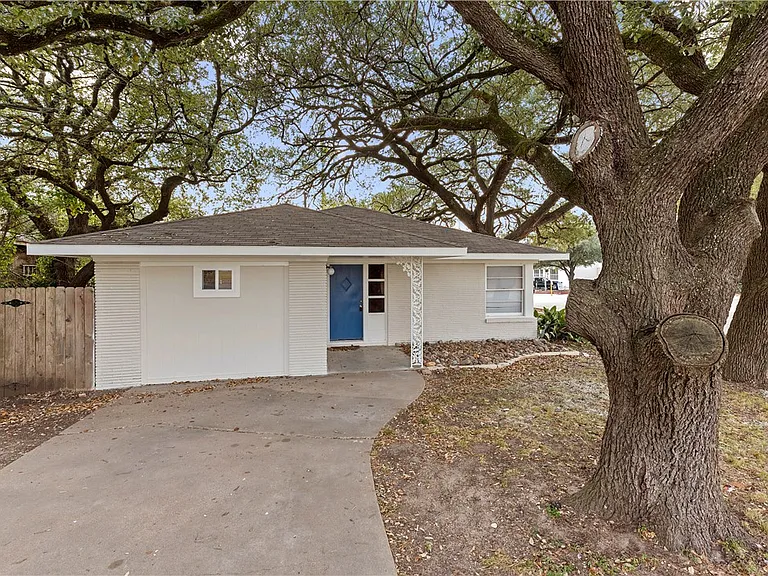 206 George Bush Dr E — Photo 1