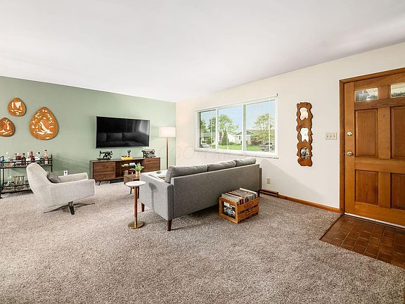 4th image of 2577 Melane Ave