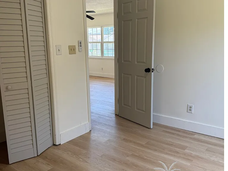 2210 Crosby Ave — Photo 11