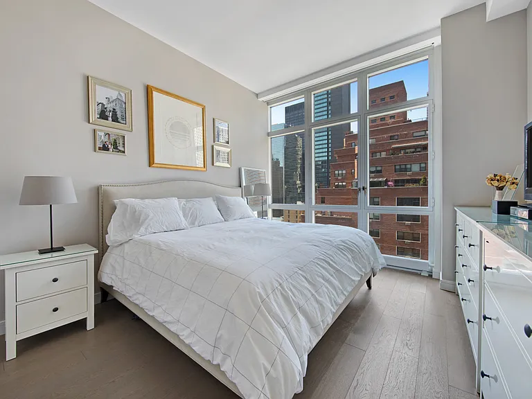 305 E 51st St #15C — Photo 4