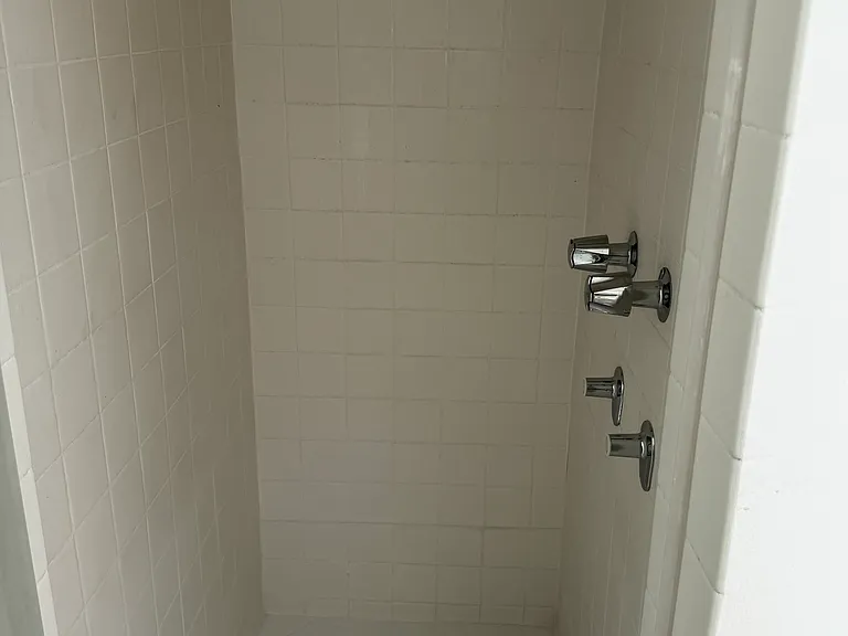 546 N Flores Street — Photo 7
