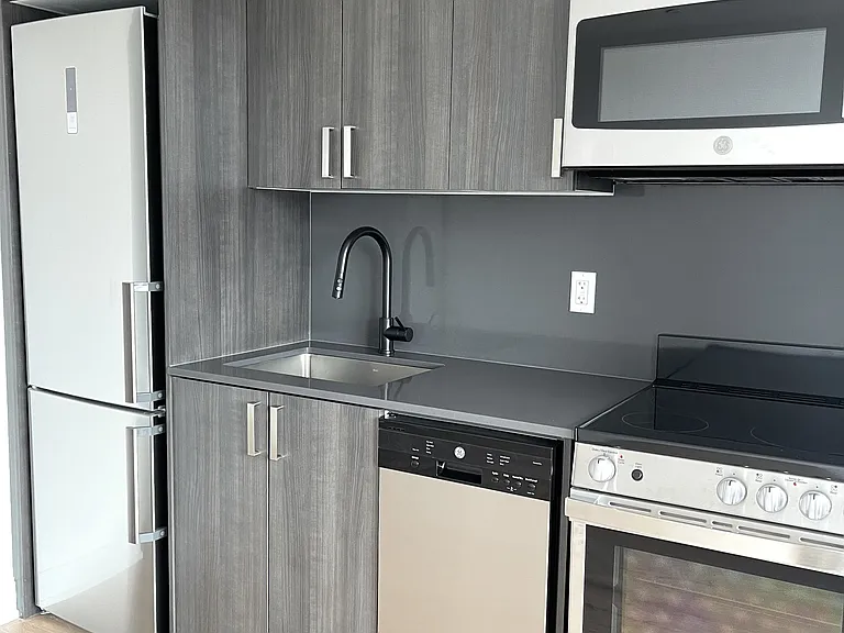 758 Dovercourt Rd #409 — Photo 5