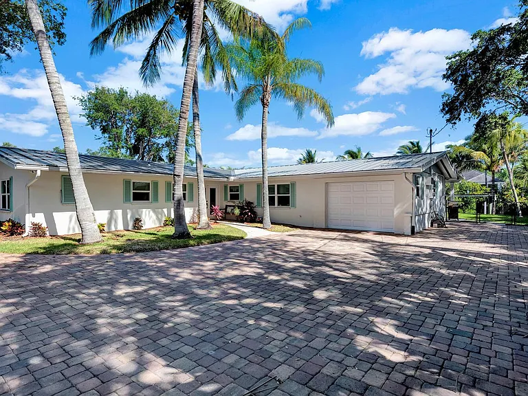 537 E Causeway Blvd — Photo 23