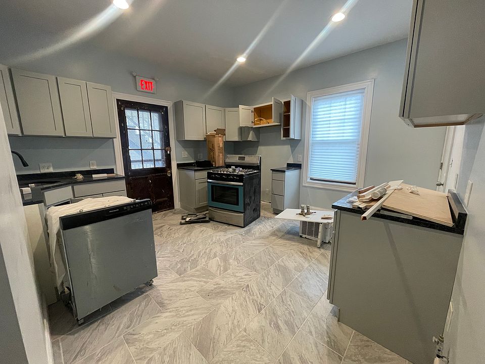 1st image of 62 Charlotte St Floor 3