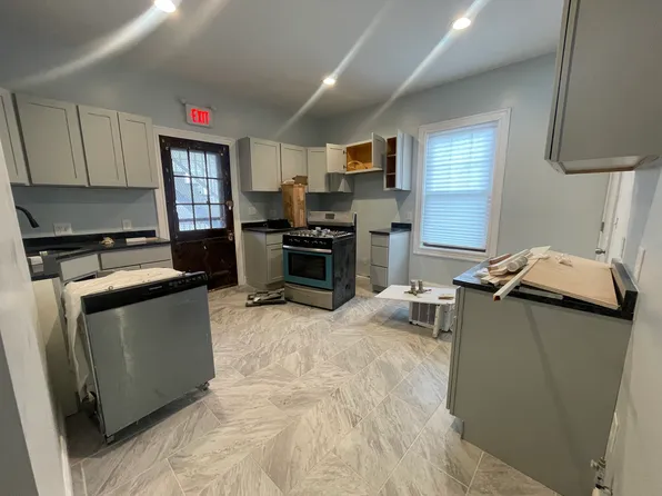 62 Charlotte St Floor 3, Dorchester, MA 02121