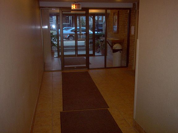 3rd image of 832 W Oakdale Ave