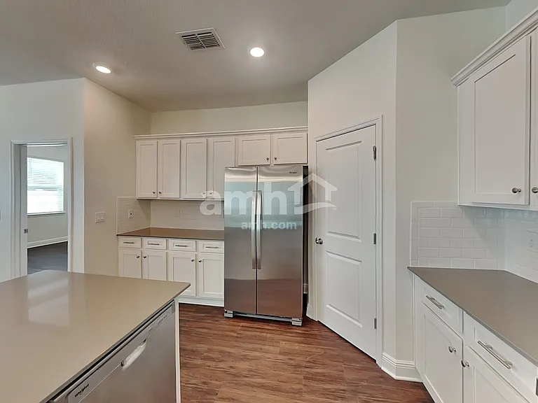 1379 Sky Lakes Dr — Photo 4