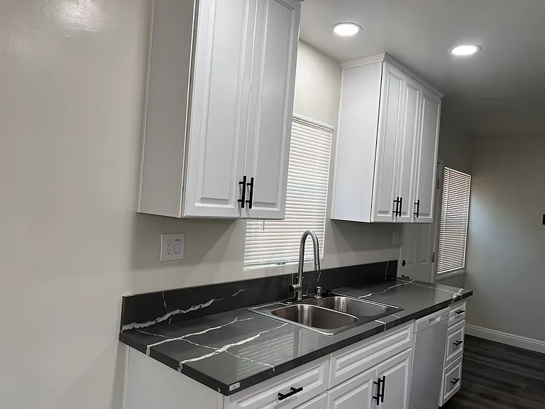 915 E Wingate St — Photo 2