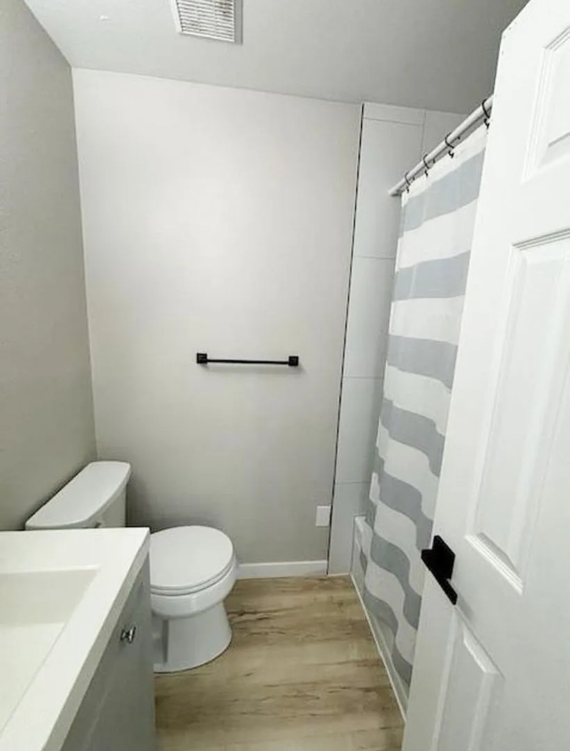 Frederick 2 bedroom one bathroom available for immediate move in — Photo 4