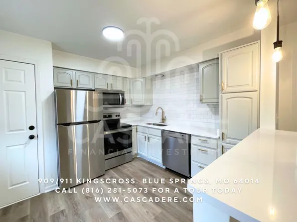 911 SW Kingscross Rd, Blue Springs, MO 64014