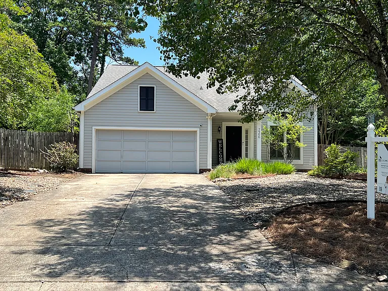 7506 Batavia Ln — Photo 2