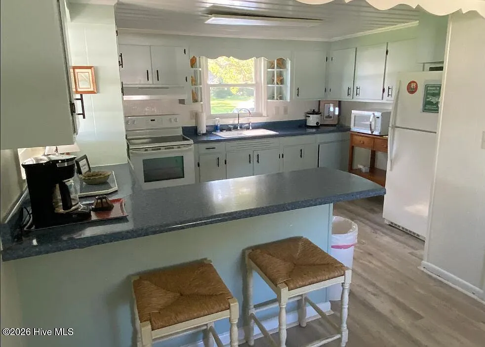 3 bed, 2.0 bath, $2,400 — Photo 3