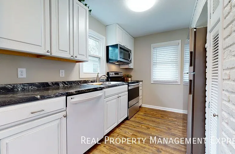 411 S Willow Ave — Photo 9
