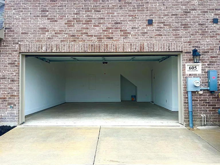 605 Cloverleaf Dr — Photo 17