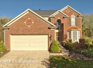 279 Valley Stream Dr, Holly, MI 48442