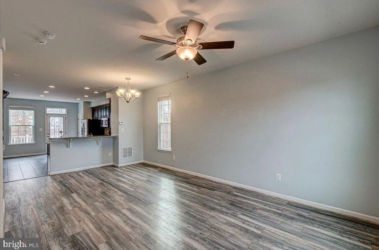 3 bed, 1892 sqft, $2,500 — Photo 2
